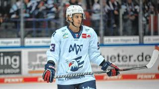 Neuzugang Tyler Ennis war mit seinem Adler-Debüt unzufrieden. Dennoch freut er sich auf sein erstes Heimspiel.