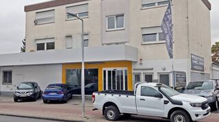 Auf diesem Grundstück in der Neustadter Straße, auf dem aktuell Fahrzeuge eines benachbarten Autohändlers stehen, soll ein Gemeindezentrum inklusive Moschee entstehen.