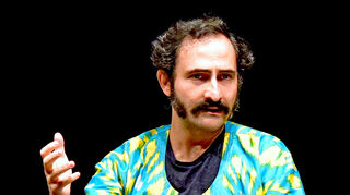 "Wie bringe ich körperliche Gewalt zur Sprache?" Der neue Hausautor am Nationaltheater Amir Gudarzi bei der Lesung zu seinem Roman "Das Ende ist nah" im Studio Werkhaus.