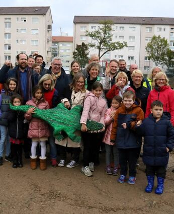 Geschenk der Rheinau-Grundschule: ein selbst gebautes Krokodil.