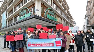Auch in Mannheim protestierten Beschäftigte vor der Filiale von Galeria Kaufhof.