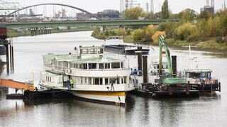 Das Arbeitsschiff „Biber“ (Mitte) und die „Rheinau“ (ganz rechts) von der Hafengesellschaft bugsieren den historischen Raddampfer zurück ans Mannheimer Neckar-Ufer.