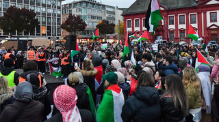 Viele Hundert Menschen versammelten sich vor Wochen unter anderem auf dem Mannheimer Marktplatz, um ihre Solidarität mit Palästina auszudrücken.