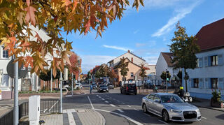 In den kommenden Jahren wird sich in der Schlossstraße einiges verändern. Grund dafür ist der Bau der L 597 bei Ladenburg, die Ilvesheim vom Durchgangsverkehr entlastet. Bei der Frage, wie es weitergeht, sollen die Bürger beteiligt werden. Dafür stehen Mittel im Haushalt 2024.