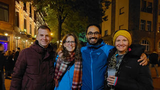 Vier begeisterte Nachtwandler: (v.l.) Heiko, Romina, Noah und Simone lassen es sich in der Dunkelheit im Jungbusch gut gehen.