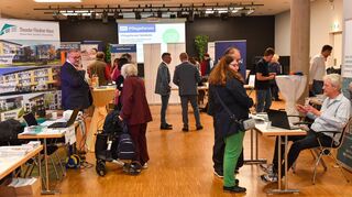 Vielfältiges Angebot: Beim 6. Mannheimer Pflegeforum in der Abendakademie haben sich verschiedene Generationen beraten lassen können.