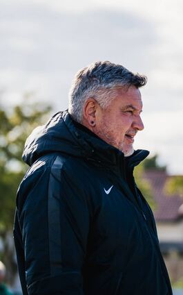 Karl-Heinz Göbel befindet sich mit Eintracht Bürstadt auf einem guten Weg. Als Aufstiegsfavorit hat der erfahrene Trainer aber eine andere Mannschaft ausgemacht.