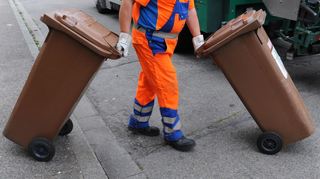Bei der Leerung der Biotonnen in Mannheim gilt jetzt Winterzeit