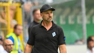 Auch Aufstiegstrainer Bernhard Trares beschäftigt sich mit der Situation bei Ex-Verein SV Waldhof.