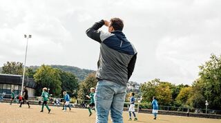 Younis Kamil beobachtet ein Jugendspiel seines Vereins Al Hilal Bonn. Der Clubvorsitzende macht sich Sorgen.