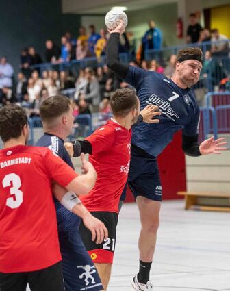 „Es ist einfach der Wurm drin“: Der Bibliser Spielertrainer David Winkler (am Ball) haderte nach der Niederlage gegen die TG Biblis.