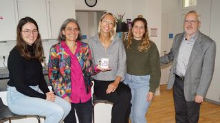 Die Sozialarbeiterin Anna-Lina Schwede (v.l.), Leiterin Astrid Fehrenbach, Sozialarbeiterin Leslie Wensky, Streetworkerin Lea Hepp und Michael Graf, Direktor des Diakonischen Werks, freuen sich auf die Jubiläumsfeier am 7. November im EintanzHaus. Dazu gibt es eine Jubiläumstasse.