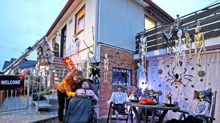 Auch in diesem Jahr will Jana Skarke ihrer Tochter Shyanne mit dem gruselig dekorierten Haus zu Halloween eine Freude bereiten.