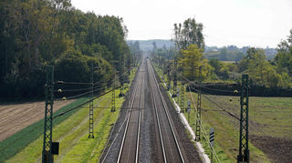 ie Riedbahn - Banstrecke zwischen Mannheim und Frankfurt wird 2024 für fünf Monate voll gesperrt. Der Grund ist eine umfassende Sanierung der Strecke. Das Bild zeigt einen schnurgeraden Abschnitt zwischen Lampertheim und Bürstadt in Südhessen.