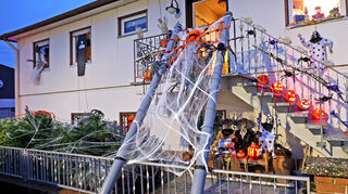Künstliche Spinnenweben, allerlei fiese Figuren und ausgehölte Kürbisse sorgen in Ruchheim für die richtige Halloween-Atmosphäre.