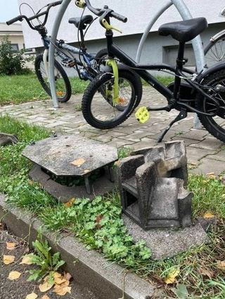 Teile des Schornsteins landeten auf dem Gehweg vor dem Gebäude.