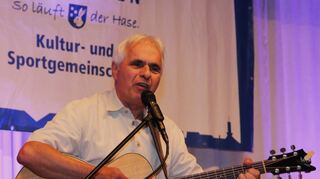 Charly Weibel ist ein Mundartliedermacher aus Leidenschaft – seine Lieder erzählen vom Leben und gehen ans Herz.