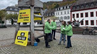 Rund vier Meter groß ist der aufgeblasene Bohrturm, den Greenpeace-Aktivisten auf dem Heidelberger Karlsplatz aufstellten.