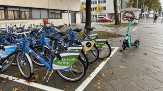 Neue Abstellzone in A1 vor dem Landgericht: Dort stehen die VRN-Nextbikes ordentlich innerhalb der Markierung, einen Parkplatz für E-Scooter gibt es direkt daneben.