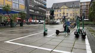 Parkplatz an der Dalbergstraße: Im Umkreis bis 300 Meter gilt künftig eine Abstellverbotszone. Parken ist nur in dem markierten Bereich möglich.