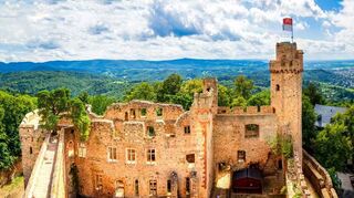 Weiter Blick über die Rheinebene: das Auerbach Schloss.