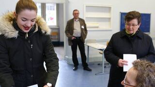 Ohne freiwillige Helfer wäre die Stimmabgabe in Wahllokalen – wie hier 2016 im Elisabeth-Gymnasium – in der bisherigen Form nicht möglich.