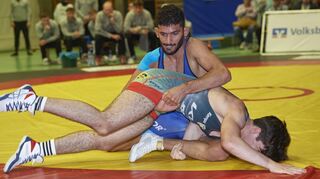 Im Freistilringen bis 66 Kilogramm feierte Mohammad Motlagh-Paskeh vom SRC Viernheim (in Blau) gegen Aasim Bicekuev einen überraschenden 15:0-Sieg.