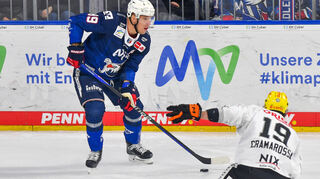Mannheims David Wolf (Nr.89) gegen Frankfurts Joseph Cramarossa (Nr.19)  beim Spiel in der Penny DEL, Adler Mannheim (dunkel) - Loewen Frankfurt (hell).

Foto © PIX-Sportfotos *** Foto ist honorarpflichtig! *** Auf Anfrage in hoeherer Qualitaet/Aufloesung. Belegexemplar erbeten. Veroeffentlichung ausschliesslich fuer journalistisch-publizistische Zwecke. For editorial use only.