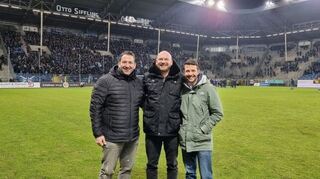 Nach der Vertragsunterschrift: SVW-Geschäftsführer Markus Kompp (Mitte) mit Martin vom Hofe (l.) und Oliver Keller von "All About Sports".