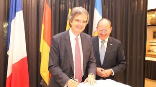 Der Botschafter Frankreichs in Deutschland, François Marie Delattre (l.), trägt sich unter den Augen von Oberbürgermeister Christian Specht ins Goldene Buch ein.