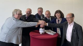 Gemeinsam zum Startschuss: Iris Kobel (v.l.), Peter Georg Eymann, Hans-Ulrich Ihlenfeld, Clemens Körner, Stefan Bruck, Jutta Steinruck und Bernd Knöppel.