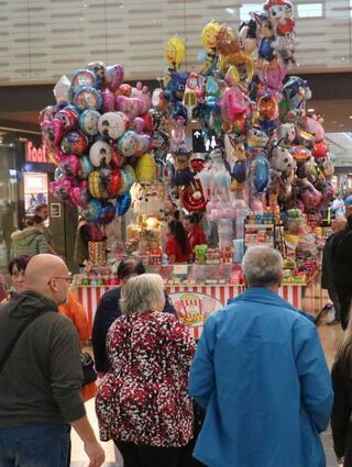 Ein Blickfang war ein Verkaufsstand mit bunten Luftballons.