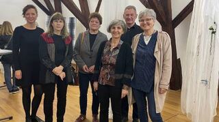 Die Ausstellerinnen mit Bernd Gerstner (2.v.r.).