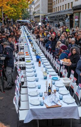 Vergangene Woche wurde in Berlin ein Tisch vor leeren Stühlen gedeckt.