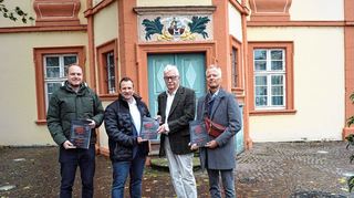 Buchübergabe vor dem Alten Rathaus mit: Hauptamtsleiter Julien Christof (v.l.), Bürgermeister Achim Weitz, Autor Einhard Kemmet und Joachim Brehmer vom Weinheimer Verlag Texdat-Service. Hinter dem Fenster rechts befand sich einst das Dienstzimmer des ehemaligen Bürgermeisters Johannes Moos.