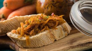 Das Karotten-Chutney wird im feurig-aromatischen Chakalaka-Stil mit Chili und Curry zubereitet.