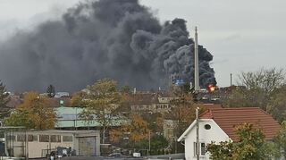 Großbrand bei Röhm in Worms: Über Worms steht eine große Rauchwolke.