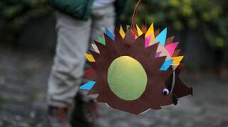 Traditionell ziehen in der Dämmerung viele Kinder mit ihren leuchtenden Laternen durch die Straßen.