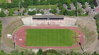 Weite Teile der Tribünen des Ludwigshafener Südweststadions rotten seit Jahren vor sich hin. Sie könnten eine neue Nutzung erhalten.
