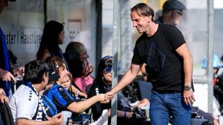Rüdiger Rehm (Trainer, Cheftrainer SV Waldhof) begrüßt vor dem Anpfiff die Fans im Rollstuhl per Handschlag.