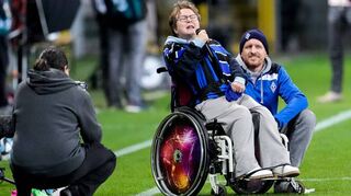 Im letzten Heimspiel des SV Waldhof gegen Dortmund verkündet Rollstuhlfahrerin Emilia Jilg die Aufstellung.