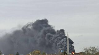 Meterhohe Flammen und eine dichte, schwarze Rauchwolke künden von dem Großbrand im Industriegebiet im Wormser Norden.