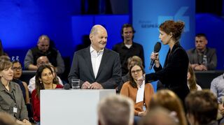 Im Gespräch mit SWR-Moderatorin Nicole Köster: Bundeskanzler Olaf Scholz in Mannheim.