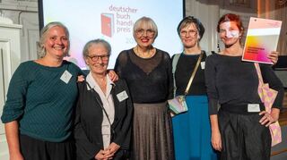 Die „Xanthippen“ Gabi Reiser, Regine Elsässer, Yvonne Wenzel und Vera Stanyak (v. l.) mit Ministerin Claudia Roth bei der Preisverleihung.
