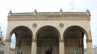 Vor der Feldherrnhalle in München – heute ein normaler Platz im Herzen der Landeshauptstadt, vor 100 Jahren Schauplatz eines Umsturzversuches.