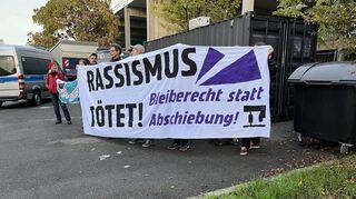 Kleinere Proteste gegen die Asylpolitik der Bundesregierung gab es beim Besuch von Kanzler OIaf Scholz in Mannheim.
