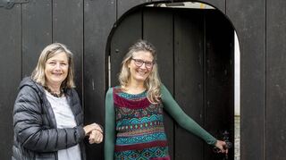 Magdalena Hochgesang (v.r.) und Andrea Niessen wollen das Haus des Künstlerbunds Speyer in der Sämergasse weit öffnen für neue Ideen und frischen Wind.