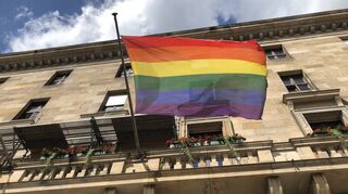 Eine Regenbogenfahne weht im August 2022 am Mannheimer Rathaus.