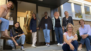 Das Pro-Familia-Team vor dem Eingang der Beratungsstelle an der neuen Adresse in der Mollstraße 49a in der Oststadt.