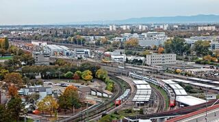 In diesem Bereich soll die Brücke die Gleise überspannen.